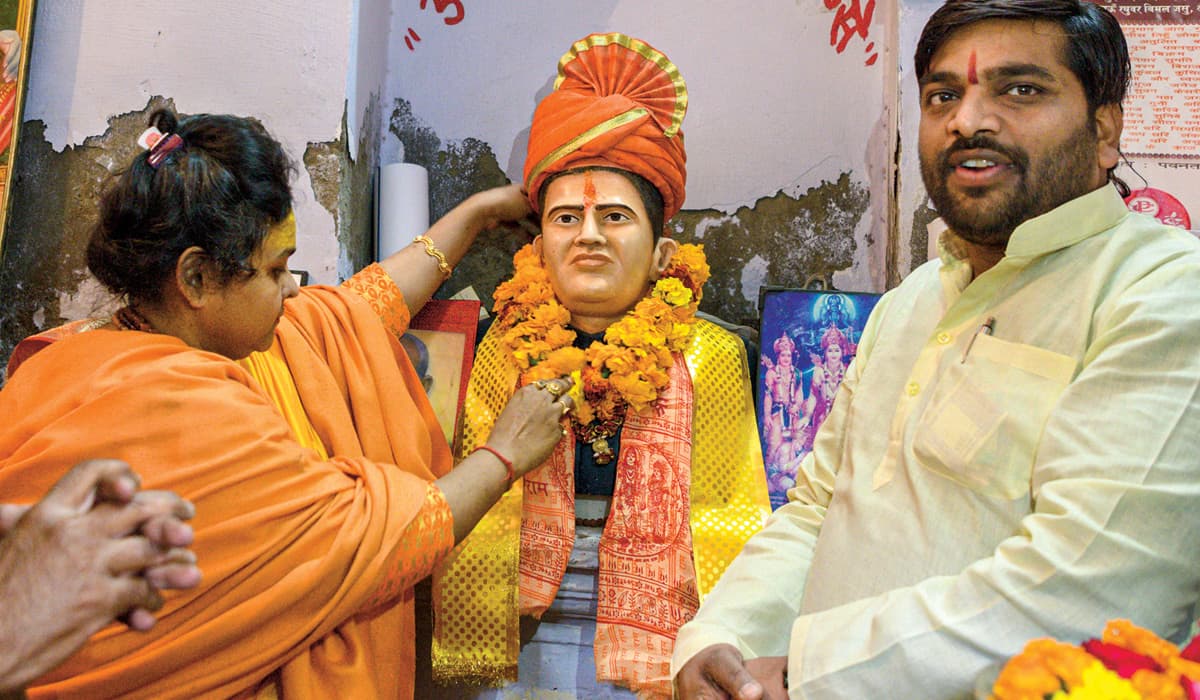 Photo of Hindu Nationalists honoring a statue