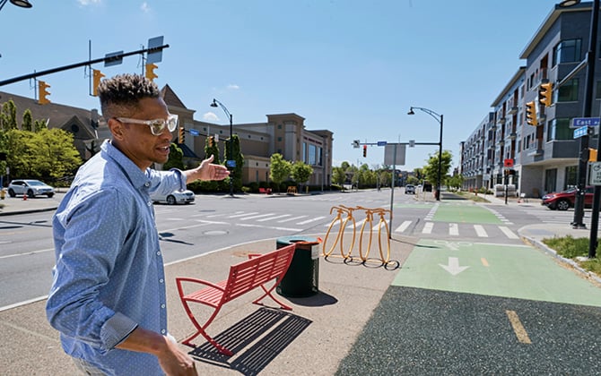 Enlargeable photo of a person showing the bike lines in a city
